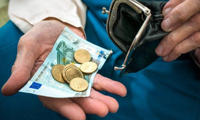 Χάος με τα κατώτατα όρια – Δείτε πόσα χάνουν οι χαμηλοσυνταξιούχοι